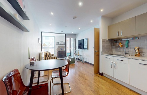 Peninsula Apartment | Bright Riverside Apartment Near O2 Arena & Tube