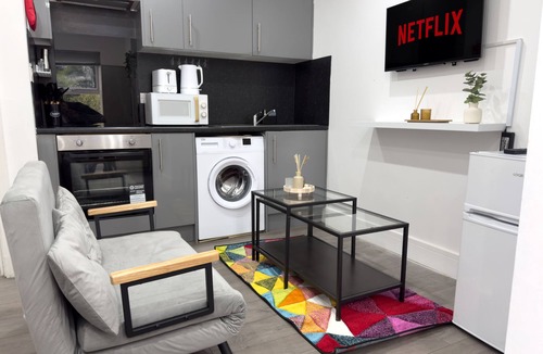 Haringey Apartment | Bright Studio for 4 | Near Turnpike Lane