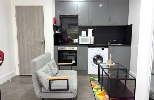 Haringey Apartment | Bright Studio for 4 | Near Turnpike Lane