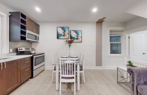 Cabbagetown Apartment | Bright & Stylish 3 BR apartment with Terrace near Metropolitan University
