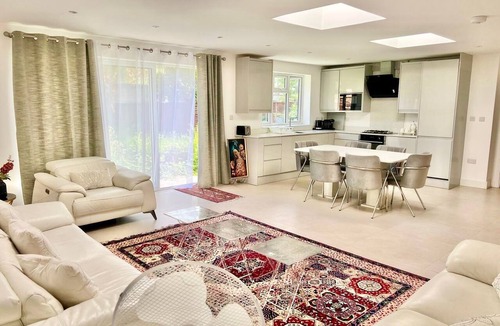 Hale House | Bright & Stylish Home in Edgware