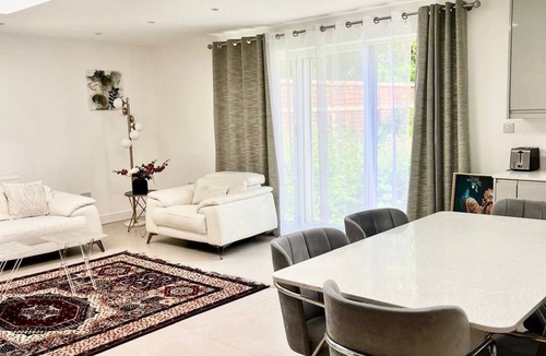 Hale House | Bright & Stylish Home in Edgware