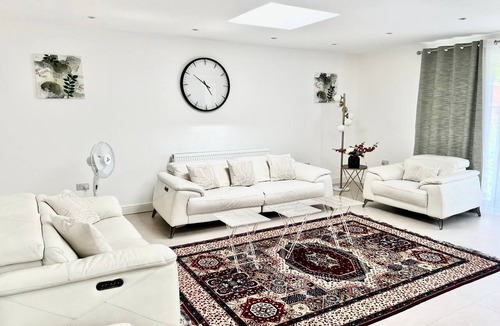Hale House | Bright & Stylish Home in Edgware