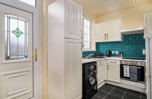 Sheffield Apartment | Brilliant 3-bedroom apartment in welcoming Sheffield neighborhood