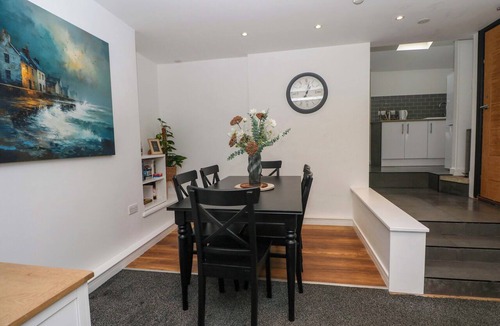 Parkgate Cottage | BROAD BEAMS, pet friendly, country holiday cottage in Neston