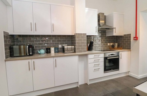 Parkgate Cottage | BROAD BEAMS, pet friendly, country holiday cottage in Neston