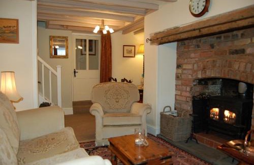 Cwrt House | Bronhaul Cottage in Pennal