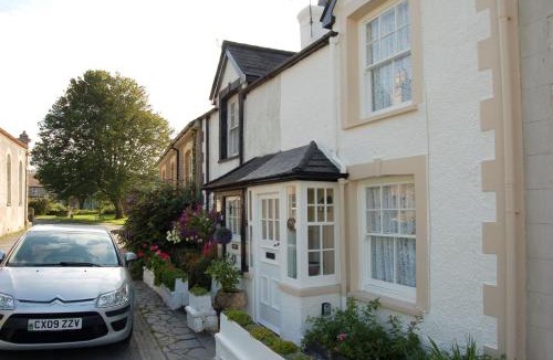 Cwrt House | Bronhaul Cottage in Pennal