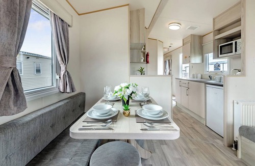 Clacton-on-Sea House | Bronze 3 Bedroom Caravan, Sleeps 8
