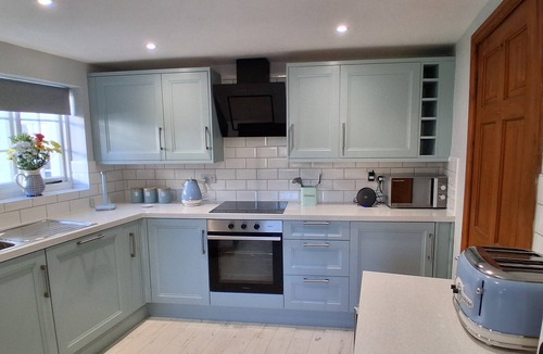 Kingsteignton Cottage | Brookside Cottage in the heart of Kingsteignton pet friendly and private parking