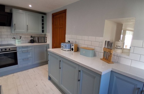 Kingsteignton Cottage | Brookside Cottage in the heart of Kingsteignton pet friendly and private parking