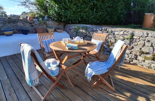 Kingsteignton Cottage | Brookside Cottage in the heart of Kingsteignton pet friendly and private parking