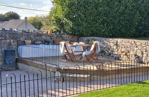 Kingsteignton Cottage | Brookside Cottage in the heart of Kingsteignton pet friendly and private parking