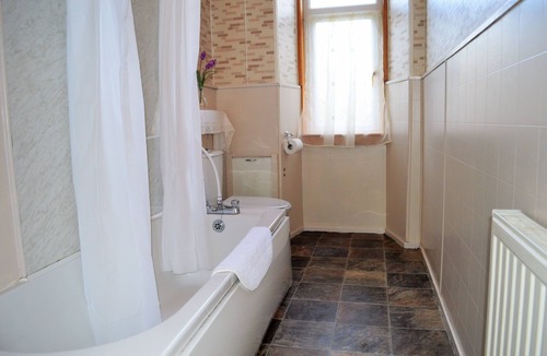 Innellan Apartment | Budget apartment accommodation in Dunoon Sleeps 5 in 2 bedrooms