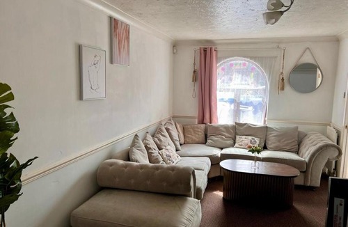 Chafford Hundred Apartment | Bull Double bed in shared house