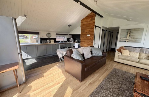 South Cerney House | Bumble Bee Cabin on Heron Lake