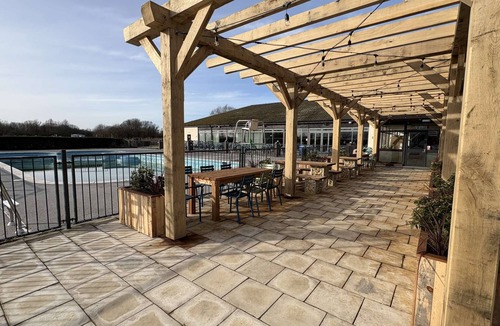South Cerney House | Bumble Bee Cabin on Heron Lake