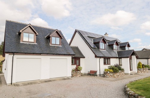 Lairg Cottage | BURNSIDE, pet friendly, character holiday cottage in Lairg