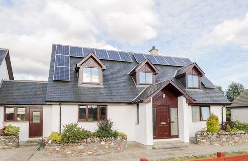 Lairg Cottage | BURNSIDE, pet friendly, character holiday cottage in Lairg