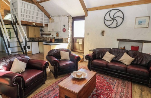 Crynant Cottage | BUTTERSLADE, pet friendly, with open fire in Port Eynon