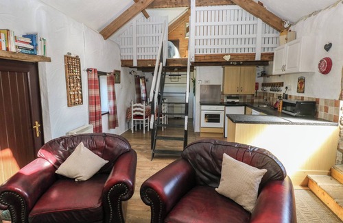 Crynant Cottage | BUTTERSLADE, pet friendly, with open fire in Port Eynon