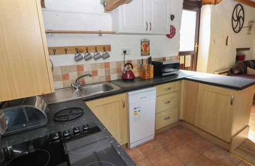 Crynant Cottage | BUTTERSLADE, pet friendly, with open fire in Port Eynon