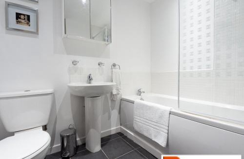 Paisley Apartment | ByEvo 5 Brabloch - Close to GLA - Perfect Getaway or Working away from Home