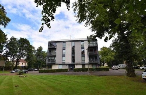 Paisley Apartment | ByEvo 5 Brabloch - Modern Apartment close to Paisley and GLA