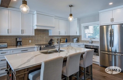 Selwyn Cottage | 5 bdrm 4.5 bath cottage on Chemong Lake, Kawarthas! Amazing Waterfront, Hot tub!