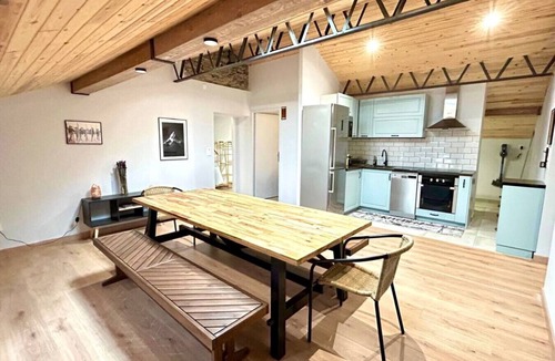 Err Apartment | CAL QuEROL ERR (àtic per 13 persones)