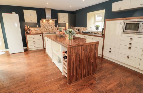 Berwick-upon-Tweed Cottage | CALM SKIES, pet friendly, with a garden in Berwick-Upon-Tweed