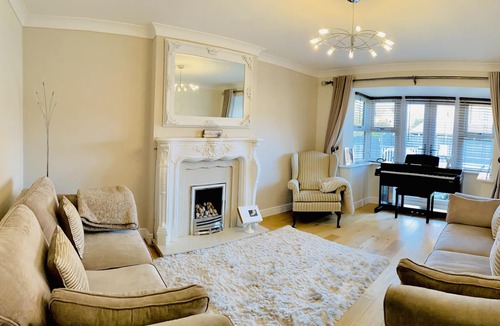 Thurnscoe House | Calvary Hill - 4 Bed Holiday Home BBQ Large Garden