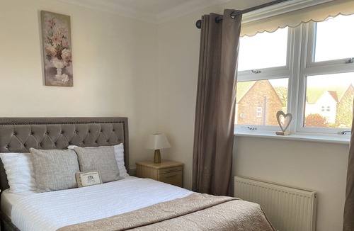 Thurnscoe House | Calvary Hill - 4 Bed Holiday Home BBQ Large Garden