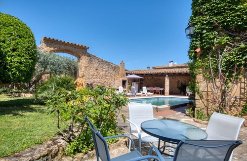 Canapost House | CANAPOST: 16th century farmhouse with private pool
