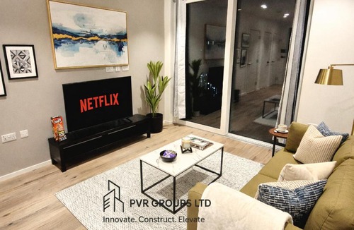 Lansbury Apartment | Canary Wharf Riverside Flat - Balcony - DLR 2 mins - Fast WiFi - Sleeps 3