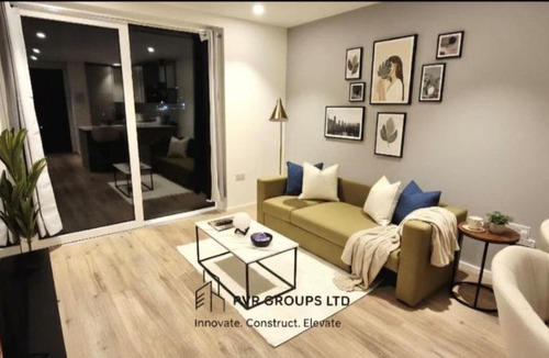 Lansbury Apartment | Canary Wharf Riverside Flat - Balcony - DLR 2 mins - Fast WiFi - Sleeps 3