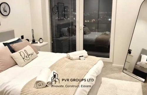 Lansbury Apartment | Canary Wharf Riverside Flat - Balcony - DLR 2 mins - Fast WiFi - Sleeps 3
