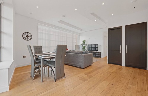 Docklands Apartment | Canning Town 2 Bed City Side