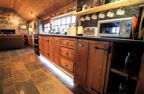 Rogart Cottage | CAPERCAILLIE COTTAGE, pet friendly, with hot tub in Rogart