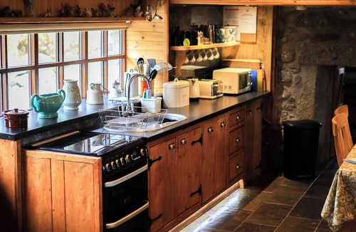 Rogart Cottage | CAPERCAILLIE COTTAGE, pet friendly, with hot tub in Rogart