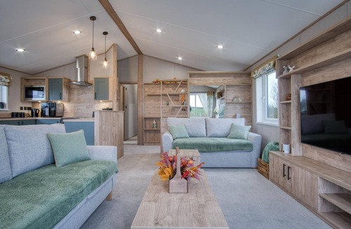 St. Florence Ski Chalet | Carn Springs Lodge - 3 Bed - Devonshire Dr - Tenby