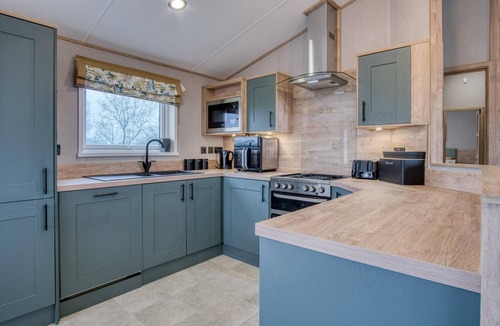 St. Florence Ski Chalet | Carn Springs Lodge - 3 Bed - Devonshire Dr - Tenby
