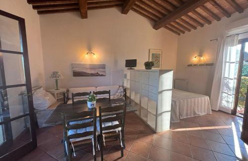 Cecina Apartment | Casa "Ale" con piscina comune e bellissimo giardino a 5 minuti dal mare