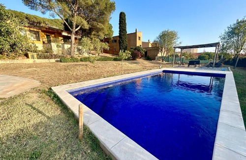 Palamos Villa | Casa amb Piscina i Jard a Palam s per 6 Persones