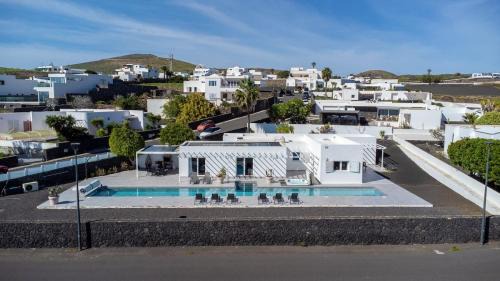 Conil House | Casa Conil Private 25m Heated Pool with Hydraulic Mobility Lift