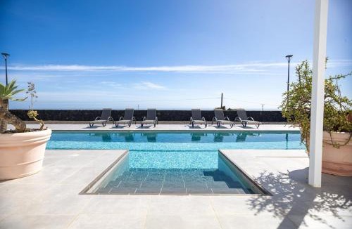 Conil House | Casa Conil Private 25m Heated Pool with Hydraulic Mobility Lift