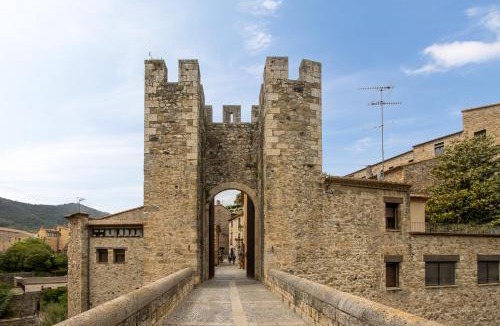 Besalu House | Casa histórica entre Girona y Francia, aire acondicionado, wifi, hasta 4 huéspedes, 2 baños completos