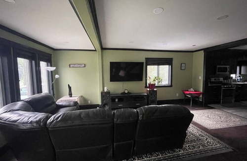 LaSalle House | CASA LASALLEnSLEEPS 8 GUESTS COMFORTABLY nBABY AMENITIES AVAILABLEnPET FRIENDLYn