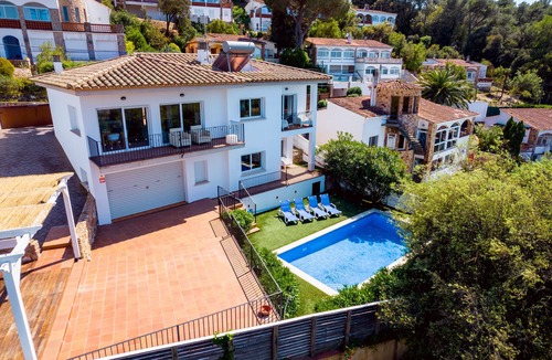 Pals Villa | Casa Loto beautiful modern familiy house