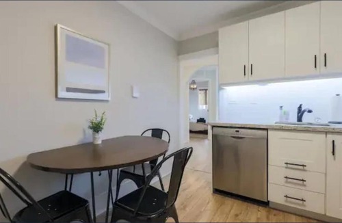 Leslieville Hotel | Casa Queen East - Modern 2BR Suite in Leslieville